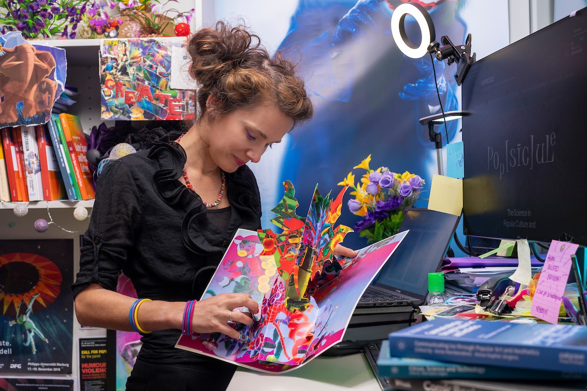 Clowns, horror, and science fiction as subjects of research – Exciting feature on SBS German!